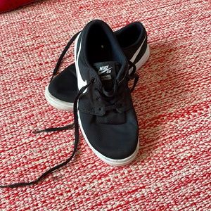 Nike Children's Sneakers, Size 1.5Y, Black